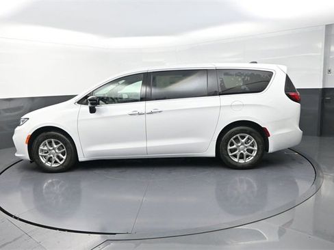 New 2026 Chrysler Pacifica Select image 4