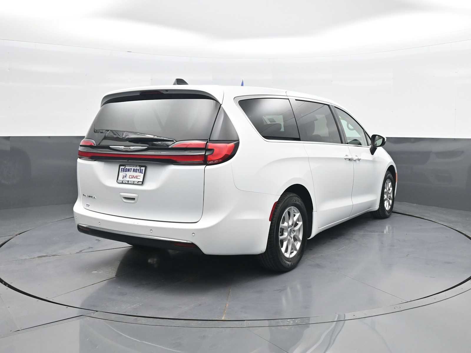Used 2023 Chrysler Pacifica Touring-L FWD image 7