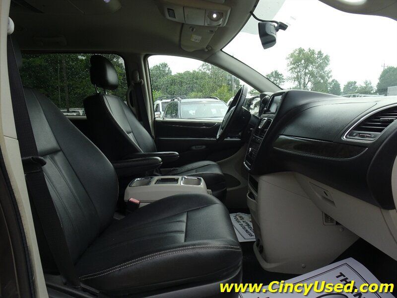 Used 2016 Chrysler Town & Country Touring FWD image 19