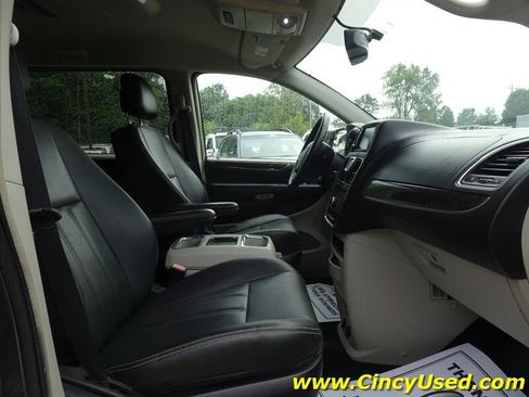 Used 2016 Chrysler Town & Country Touring FWD image 19