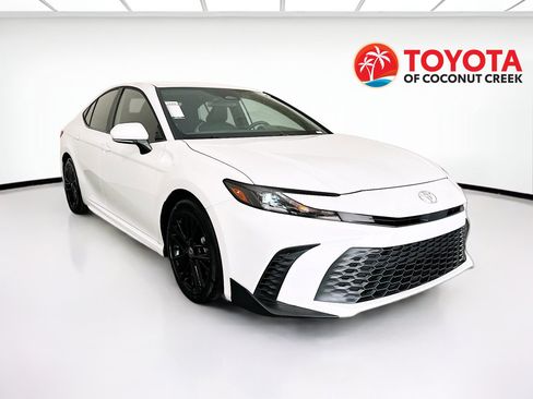 Used 2025 Toyota Camry SE FWD image 1