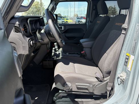 Used 2024 Jeep Gladiator Mojave image 13