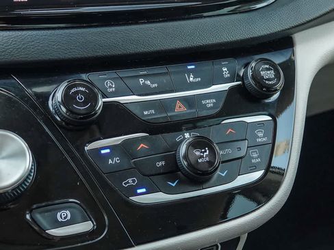 Certified 2023 Chrysler Pacifica Touring-L FWD image 21
