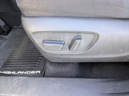 Certified 2020 Toyota Highlander L image 21