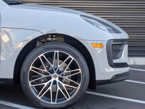 Certified 2025 Porsche Macan AWD/4WD image 11