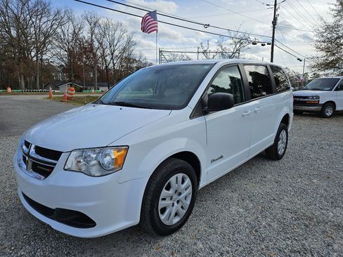 Used 2018 Dodge Grand Caravan SE image 2