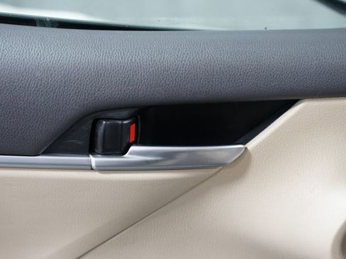 Used 2018 Toyota Camry LE image 28