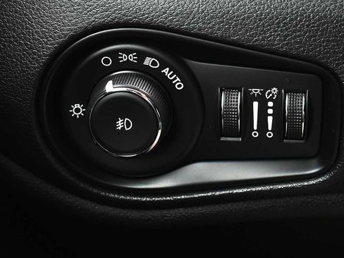 Used 2023 Jeep Renegade Latitude AWD/4WD image 21