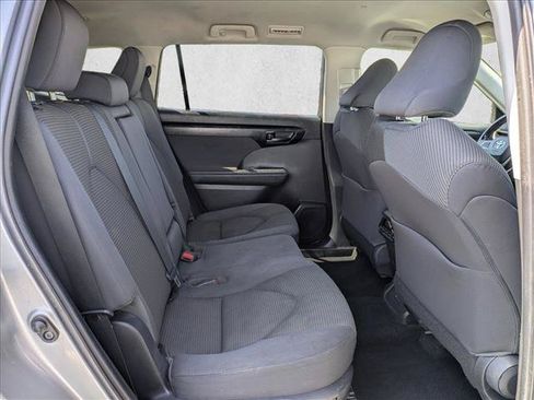 Used 2022 Toyota Highlander LE FWD image 20