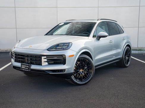 Used 2025 Porsche Cayenne image 1