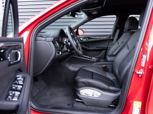 Certified 2025 Porsche Macan image 23