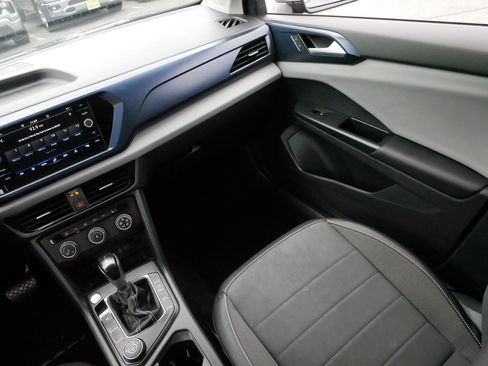 Certified 2022 Volkswagen Taos SE image 11