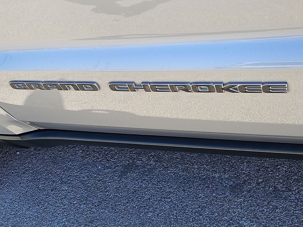 Used 2021 Jeep Grand Cherokee Laredo RWD image 14