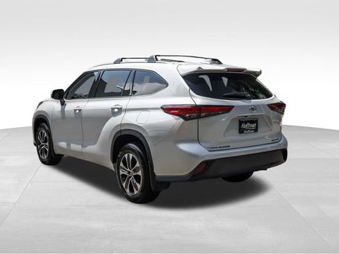 Used 2022 Toyota Highlander XLE AWD/4WD image 9