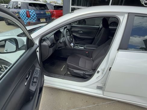 Used 2025 Nissan Sentra SV FWD image 5