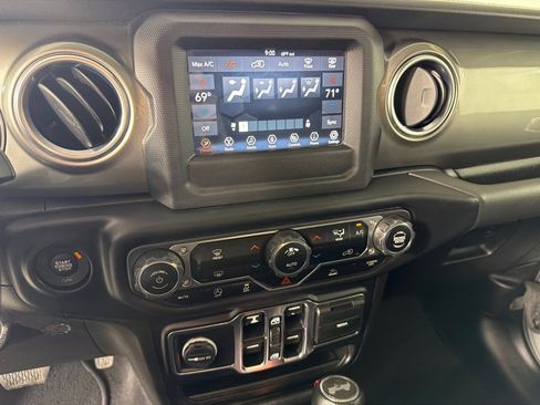 Used 2021 Jeep Wrangler Unlimited Sahara AWD/4WD image 16