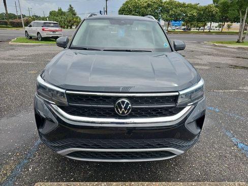 Used 2023 Volkswagen Taos SE FWD image 2