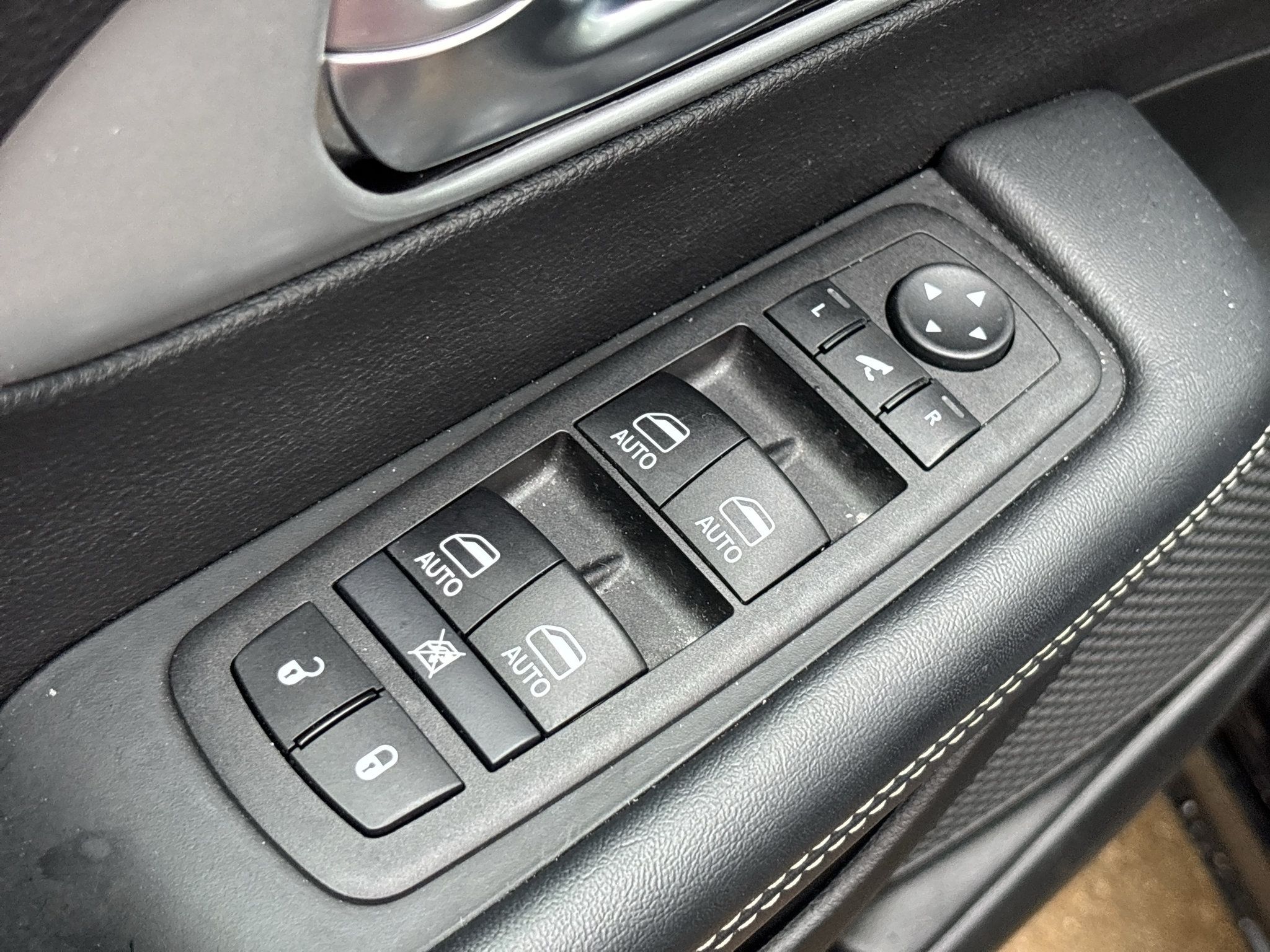 Used 2025 Chrysler Pacifica Limited FWD image 14