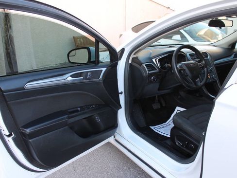 Used 2018 Ford Fusion SE FWD image 20