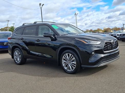 Used 2023 Toyota Highlander Platinum image 3