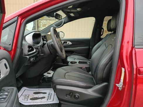 Used 2024 Chrysler Pacifica Touring-L w/ S Appearance Package image 15