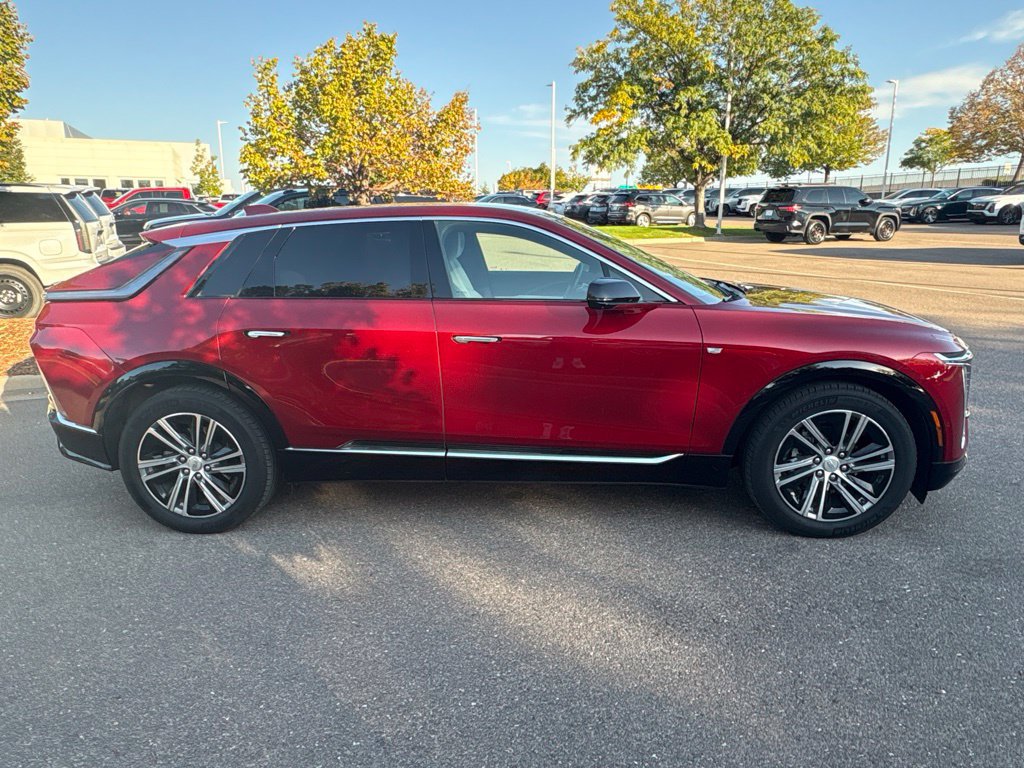 Used 2024 Cadillac Lyriq Luxury AWD/4WD image 6