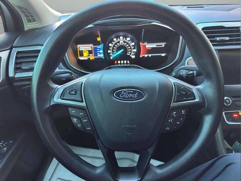 Used 2017 Ford Fusion SE w/ Fusion SE Technology Package image 17