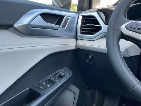 New 2025 Volkswagen Taos SE image 22