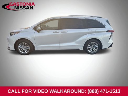 Used 2023 Toyota Sienna Limited image 3