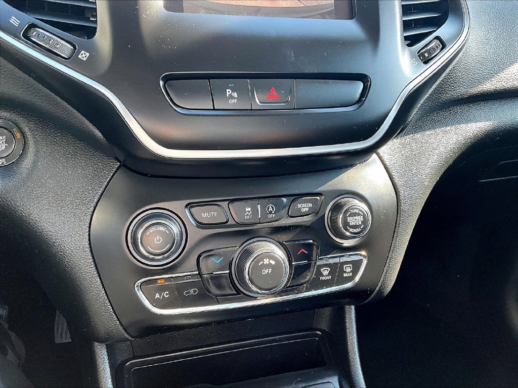 Used 2020 Jeep Cherokee Latitude Plus w/ Cold Weather Group AWD/4WD image 20