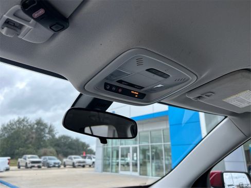 Used 2018 Chevrolet Traverse LT image 16