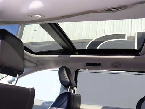 Used 2023 Chrysler Pacifica Limited image 9