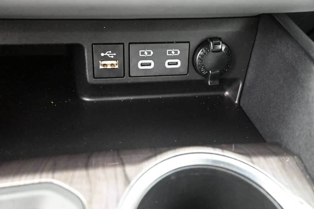 Used 2024 Toyota Highlander Limited FWD image 16