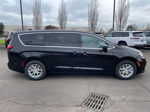 New 2026 Chrysler Pacifica Select image 5