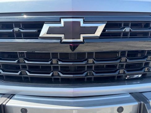 Used 2024 Chevrolet Silverado 1500 LT Trail Boss w/ Convenience Package II AWD/4WD image 4