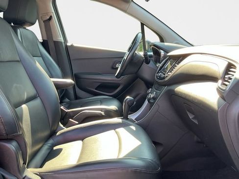 Used 2021 Chevrolet Trax LT w/ Premium Seat Package AWD/4WD image 16