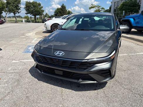 Used 2024 Hyundai Elantra Limited FWD image 11