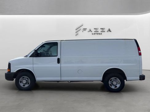 Used 2017 Chevrolet Express 2500 RWD image 2
