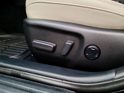 Used 2018 Toyota Avalon XLE image 18