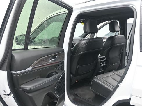 Used 2023 Jeep Grand Cherokee Overland AWD/4WD image 11