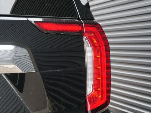 Used 2022 GMC Yukon SLT w/ SLT Premium Package image 8