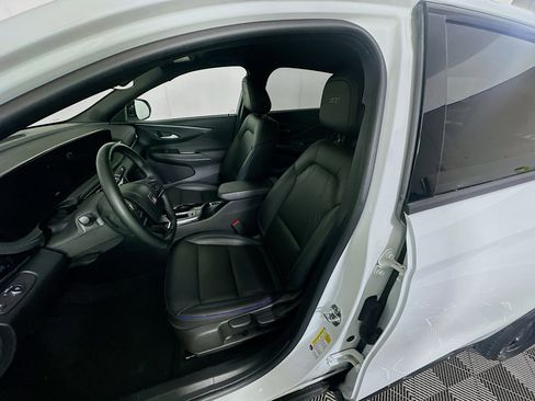 Used 2025 Buick Envista Sport Touring image 13