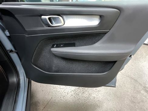 Used 2021 Volvo XC40 T5 Momentum image 17