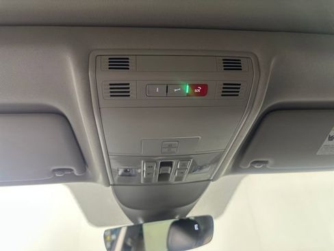 Used 2023 Volkswagen Taos SE w/ Panoramic Sunroof Package image 23