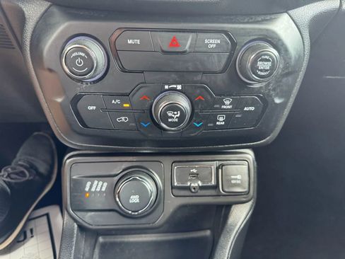 Used 2019 Jeep Renegade Latitude w/ Safety & Security Group II AWD/4WD image 26