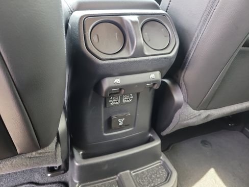 Used 2023 Jeep Wrangler Unlimited Sahara AWD/4WD image 13