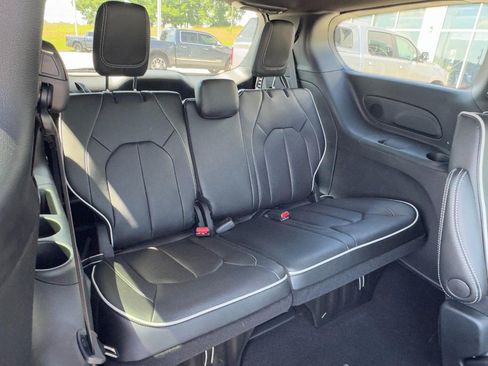 New 2026 Chrysler Pacifica Limited FWD image 8