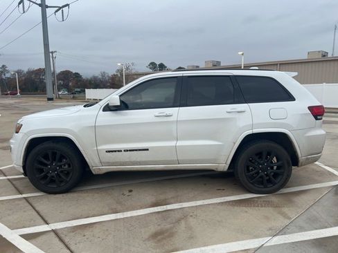 Used 2017 Jeep Grand Cherokee Altitude image 10