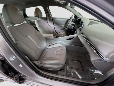 Used 2025 Hyundai Elantra SE image 28