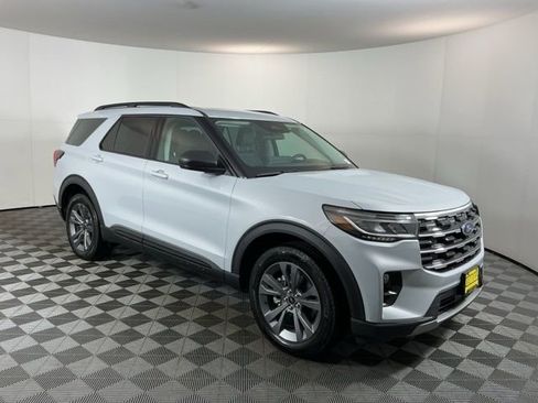 Used 2026 Ford Explorer Active w/ Active Comfort Package image 3